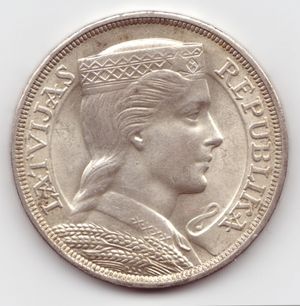 1929년에 처음 도입된 5 라츠 동전은 소련 점령 시대에 독립의 상징이 되었다. 이 동전은 리하르즈 자리시가 디자인했다.
