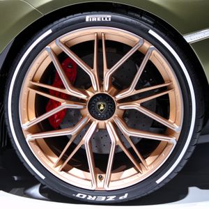 센터 록 휠 방식의 코핀 스포크 휠과 피렐리 타이어