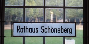 역 창문에 부착된 역명판