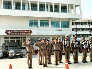 아침 인사를 하는 경찰관