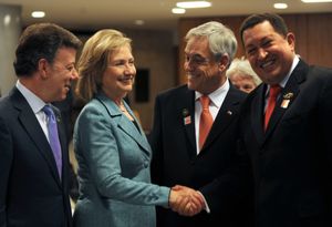 후안 마누엘 산토스, 힐러리 클린턴, 세바스티안 피녜라 그리고 우고 차베스가 2011년 1월 1일 브라질리아에서 만남