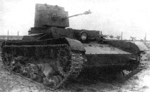 KhT-26 화염 방사 전차. 이 차량은 1935년에 생산되었으며 1938년과 1940년 사이에 부분적으로 현대화되었으며, 탈착식 밴드가 있는 새로운 로드 휠과 장갑화된 헤드라이트가 설치되었다. 쿠빈카 시험장, 1940년.