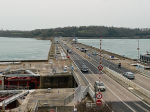 발전소 위를 지나는 도로