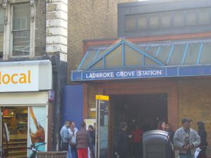 래드브로크 그로브 지하철역 입구.