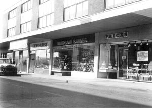 1966년 데일 스트리트. 최근 몇 년 동안 마을 쇼핑 센터 내의 거래가 감소했다.