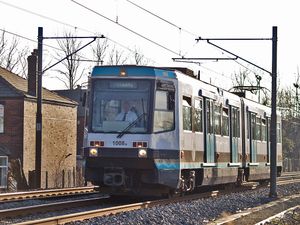 맨체스터 메트로링크 트램이 그레이터맨체스터의 경전철 대중 교통 시스템의 일부인 래드클리프를 출발하고 있다.