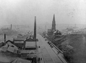 1902년 래드클리프의 사진에서 보이는 많은 굴뚝들은 산업화의 정도를 보여준다. 이 사진에서 세인트 존 교회를 볼 수 있다.