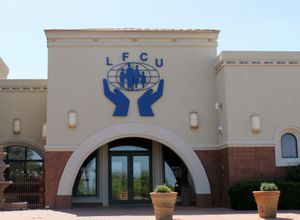 맥퍼슨 로드에 위치한 러레이도 연방 신용 조합