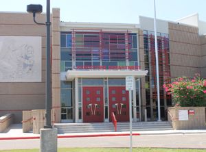 러레이도 소방국의 행정 본부는 세인트 패트릭 가톨릭 교회 맞은편 델 마르 대로에 위치해 있다.