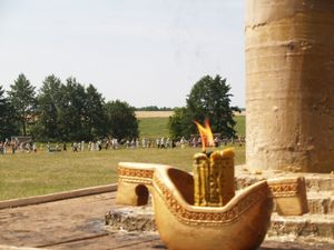 모르도비아 토착 신앙의 주요 축제인 라스켄 오즈크를 위해 큰 촛불 주위에 원을 그린 사람들