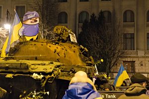 파괴된 러시아 전차를 타고 있는 NAFO 마스코트가 베를린 주재 러시아 대사관 앞에 전시되어 있다.