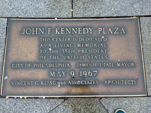 러브 파크는 존 F. 케네디 대통령을 기리기 위해 헌정되었다.