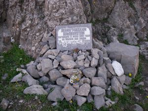 1990년 눈사태 희생자들을 위한 기념비