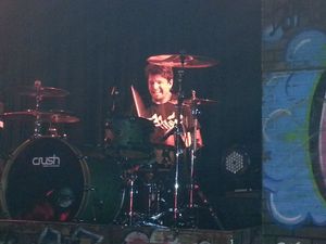 드러머 댄 존슨은 2019년에 정식 멤버가 되었다.