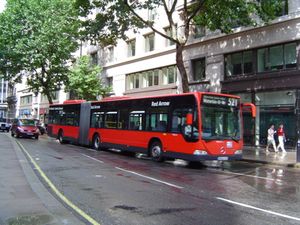 런던 제너럴 메르세데스-벤츠 시타로 O530G 굴절형 레드 애로우 버스가 2004년 6월 521번 노선에서 알드위치에 정차한 모습