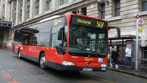 고-어헤드 런던(Go-Ahead London) 소속 메르세데스-벤츠 시타로(Mercedes-Benz Citaro) 경직형 버스가 2009년 7월 507번 노선에서 워털루역으로 운행하는 모습