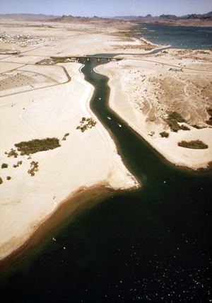 1971년 애리조나 런던 브리지 완공 후, 새로운 항해 가능한 운하가 피츠버그 포인트 반도를 섬으로 만들었다. 1972년 사진에서 볼 수 있다.