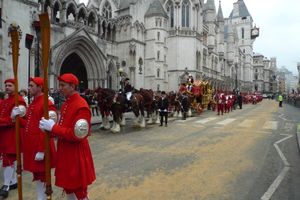 도겟의 코트와 배지를 착용한 사람, 1757년에 제작된 런던 시장의 국가 마차, 그리고 명예 포병대의 척탄병 및 머스킷총병 대열이 2011년 11월 12일 로열 코트 오브 저스티스 밖에서 시장을 기다리고 있다.