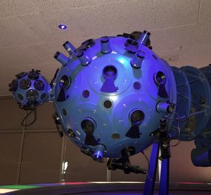 차이스 IV형 플라네타륨 영사기의 렌즈가 달린 구체의 확대 사진