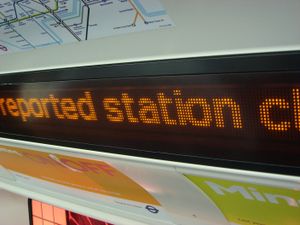 2009년식 차량 내부의 도트 매트릭스 디스플레이