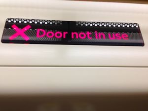 베이커 스트리트 역과 같이 승강장이 기차보다 짧은 일부 역에서는 선택적 출입문 작동(SDO)이 사용된다.