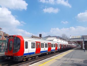 아메샴에 있는 메트로폴리탄 선 S8형 전동차