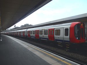 우드 레인 역의 서클 선 S7형 전동차