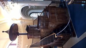 잉글랜드 깁사이드 예배당의 중앙에 위치한 3단 설교단. 성공회의 칼뱅주의적 성향을 가진 개인 예배당이다.