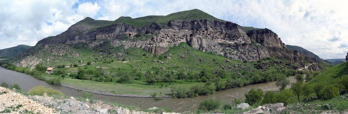 바르지아 동굴 수도원의 파노라마 전경. 복합적인 구조와 주변 경관을 보여준다.
