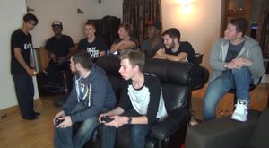 첫 번째 "사이드맨 하우스"에서 사이드맨(배경)과 친구들