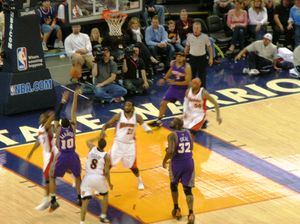 바르보자가 2009년 3월 골든스테이트 워리어스와의 경기에서 슛을 시도하고 있다.