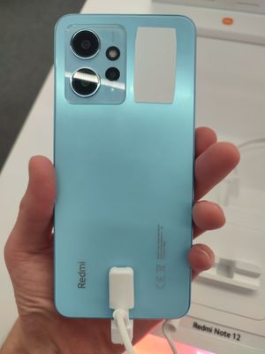 아이스 블루 색상의 Redmi Note 12 뒷면