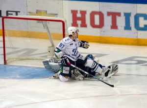 2011년 KHL 경기 중 코마로프가 얀 라샤크를 스크린하고 있다.