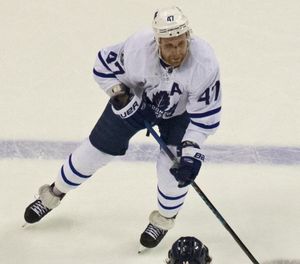 2017 스탠리 컵 플레이오프 기간 동안 토론토 메이플리프스 소속의 코마로프.