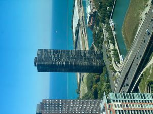 세인트 레지스 시카고에서 본 레이크 포인트 타워(2022년) - 네이비 피어와 레이크 쇼어 드라이브 사이 위치