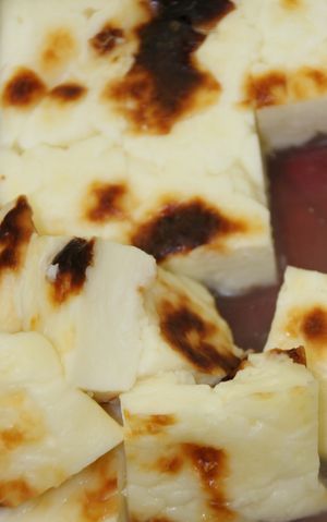 커피에 곁들여지는 작은 빵 치즈 조각