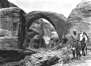 1909년 레인보우 브리지에서 바이런 커밍스