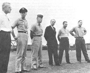 레인저 5호 발사 후 기자 회견에 참석한 레인저 프로그램 관계자. 왼쪽에서 오른쪽으로: 프리드리히 듀어, 메이저 J. 멀러데이, 중령 잭 앨버트, 커트 데부스, 윌리엄 커닝햄, 그리고 제임스 버크