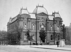 19세기 후반의 코코란 미술관, 손실된 조각 틈새와 미술관의 역사적인 1층 창문을 보여준다.