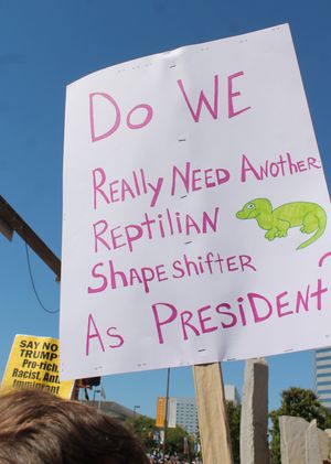 렙틸리언 정치인을 언급하는 시위 표지판