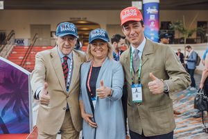 2022년 보수 정치 행동 회의(CPAC) 참석자들이 2020년 조 바이든 선거 로고 글꼴을 모방해 디자인된 "렛츠 고 브랜든" 모자를 쓰고 있다.