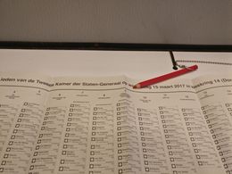 각 정당의 대표 후보가 맨 위에 나열된 2017년 네덜란드 총선거 투표 용지