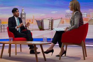 쿠엔스버그가 로라 쿠엔스버그 쇼에서 리시 수낵을 인터뷰하고 있다.