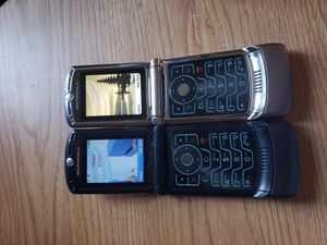 두 대의 RAZR V3xx 폰 (2006년)