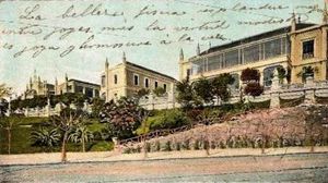 알베아르 광장에서 본 비아몬테 장군 양로원. 사진 속 건물들은 1980년에 철거되었다.