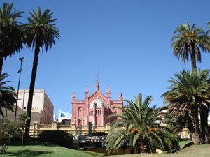 인텐덴테 알베아르 광장에서 바라본 레콜레타 문화 센터 전경. 엘 알레프 강당이 눈에 띈다.