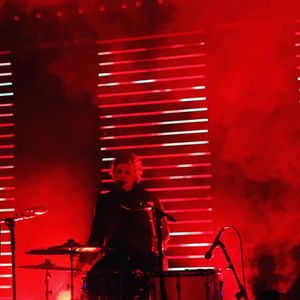 드럼 세트 뒤에 서 있는 미미 파커