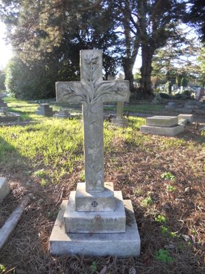 2014년 트위크넘 묘지에 있는 올리펀트의 묘