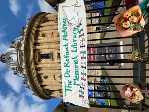 2024년 옥스퍼드 대학교 친 팔레스타인 캠퍼스 점거 시 래드클리프 카메라 정문에 걸린 현수막에 언급된 레파트 알라리르