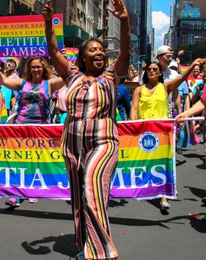 제임스, 2019년 6월 스톤월 50 – 월드프라이드 NYC 2019에서 행진하는 모습